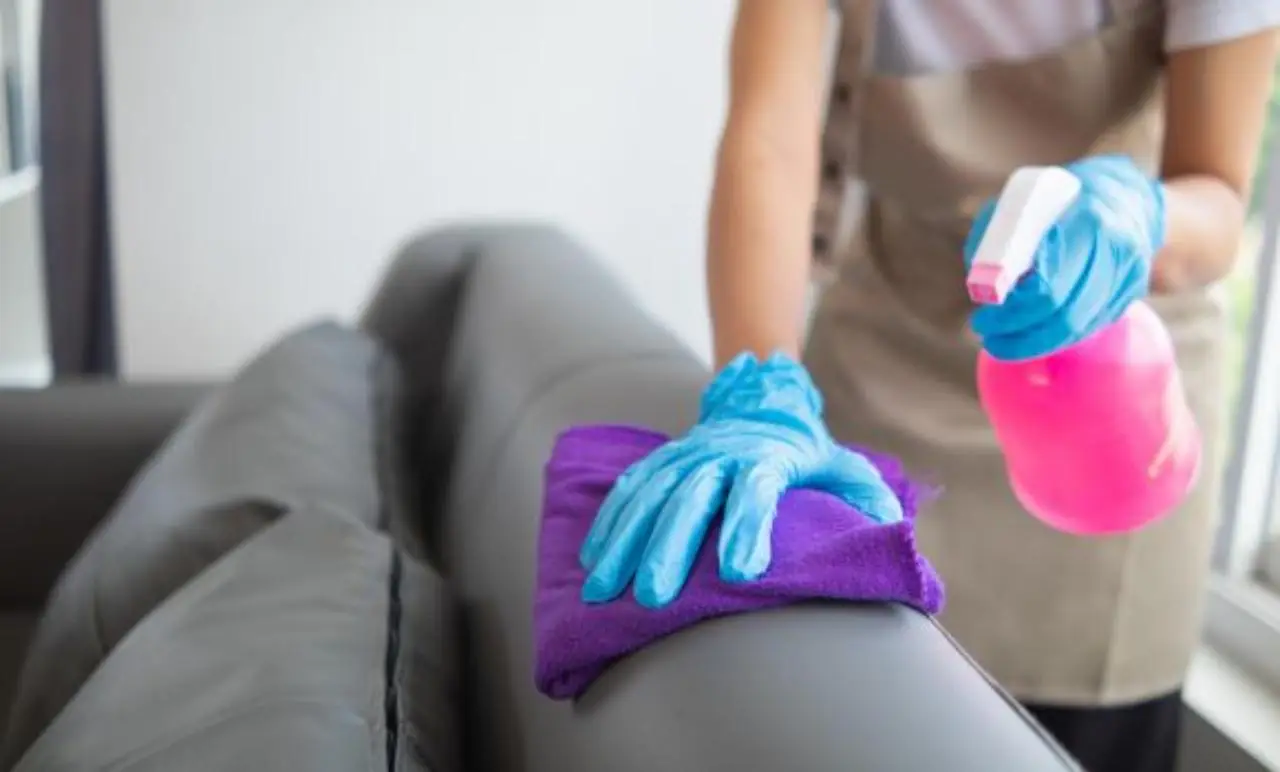 Come pulire un divano in stoffa non sfoderabile: ecco il metodo che funziona davvero