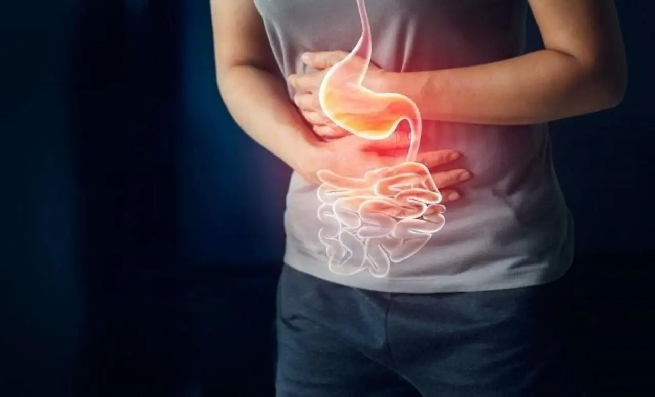 Il rimedio serale con solo due ingredienti che spazza via la pesantezza da stomaco e intestino