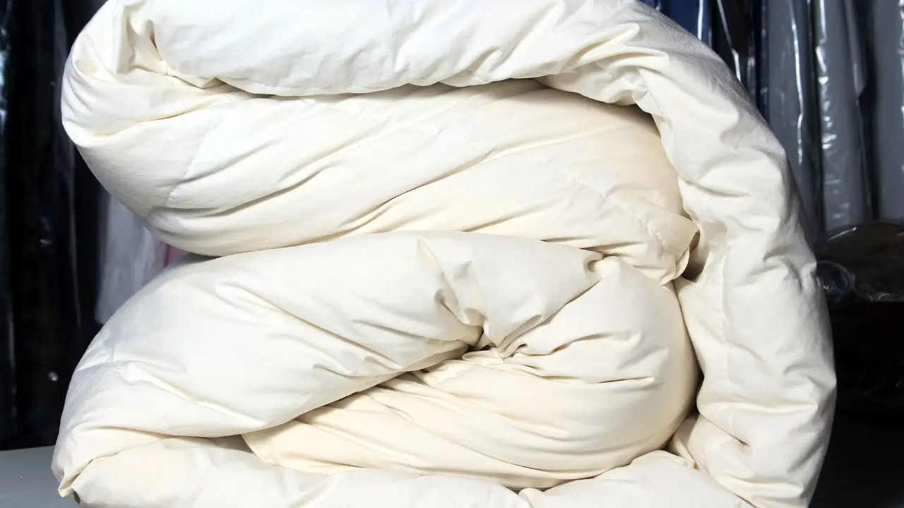 Il trucco casalingo per disinfettare il piumone senza metterlo in lavatrice