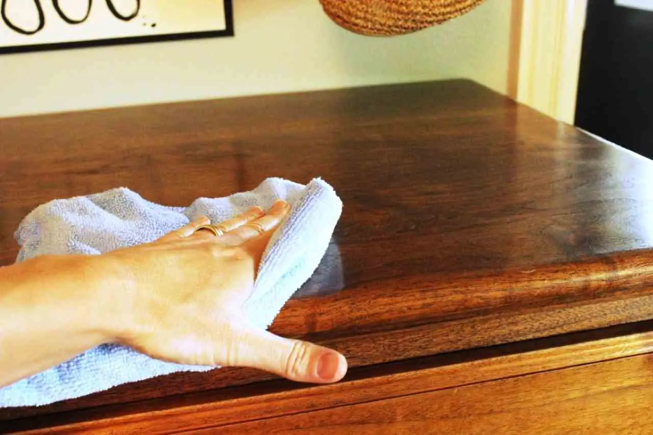 Come pulire i mobili senza fare danni: il trucco naturale da aggiungere all’acqua