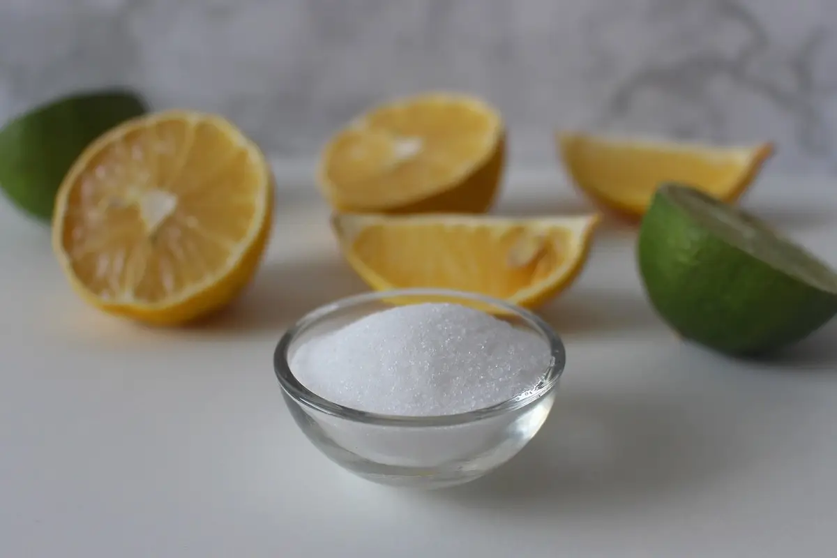 Usi l’acido citrico per pulire? Ecco le dosi esatte da non sbagliare per litro d’acqua