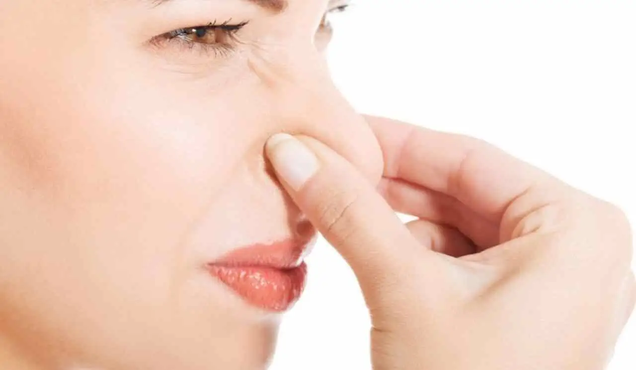 Senti sempre un cattivo odore inspiegabile nel naso? Ecco cosa potrebbe essere