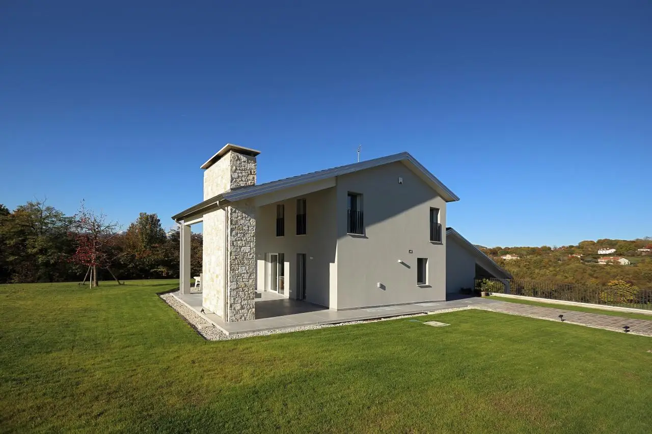 Vivi in una casa piccola? Ecco il trucco geniale per nascondere l’aspirapolvere senza ingombro