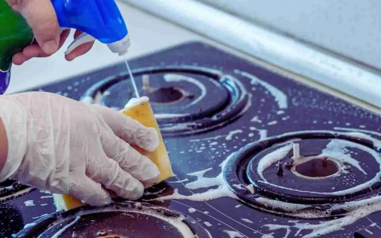 Il modo sbagliato in cui stai disinfettando il piano della cucina: ecco come eliminare i batteri