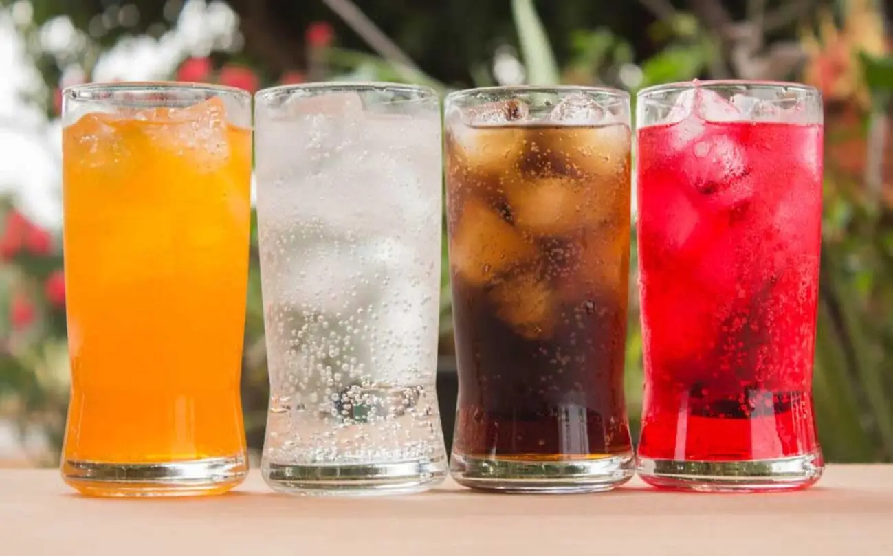 Non solo la cola: ecco le bibite comuni senza traccia di caffeina che puoi bere tranquillamente