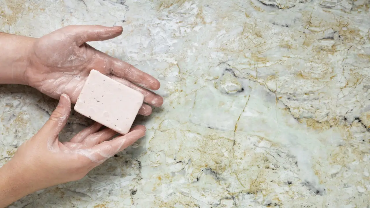 Il metodo tradizionale per fare il sapone naturale in casa: ecco la ricetta facile della nonna
